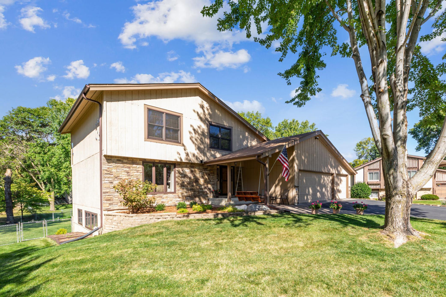 9818 Squire Lane, Eden Prairie, MN 55347