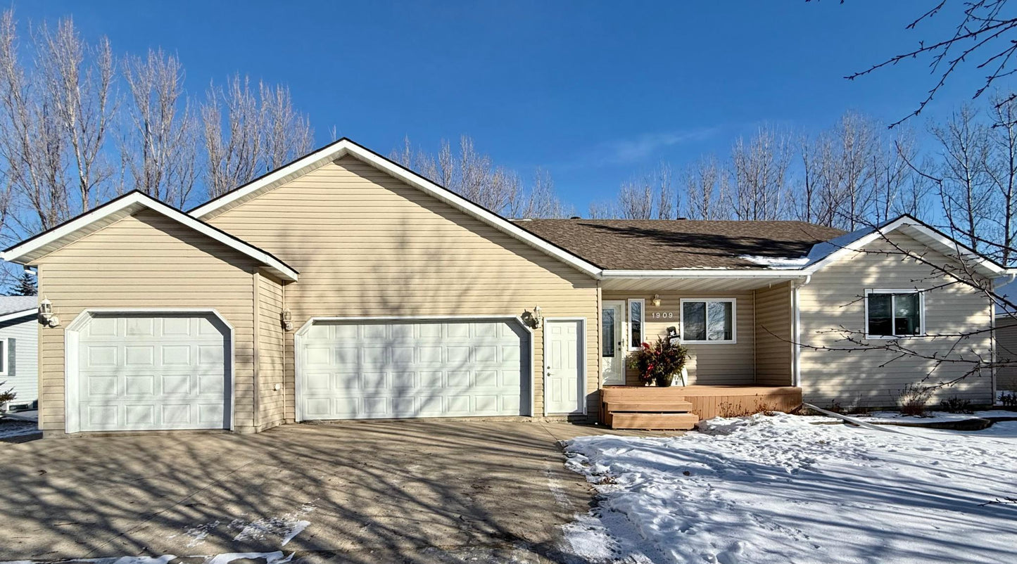 1909 Nelson Drive, Thief River Falls, MN 56701