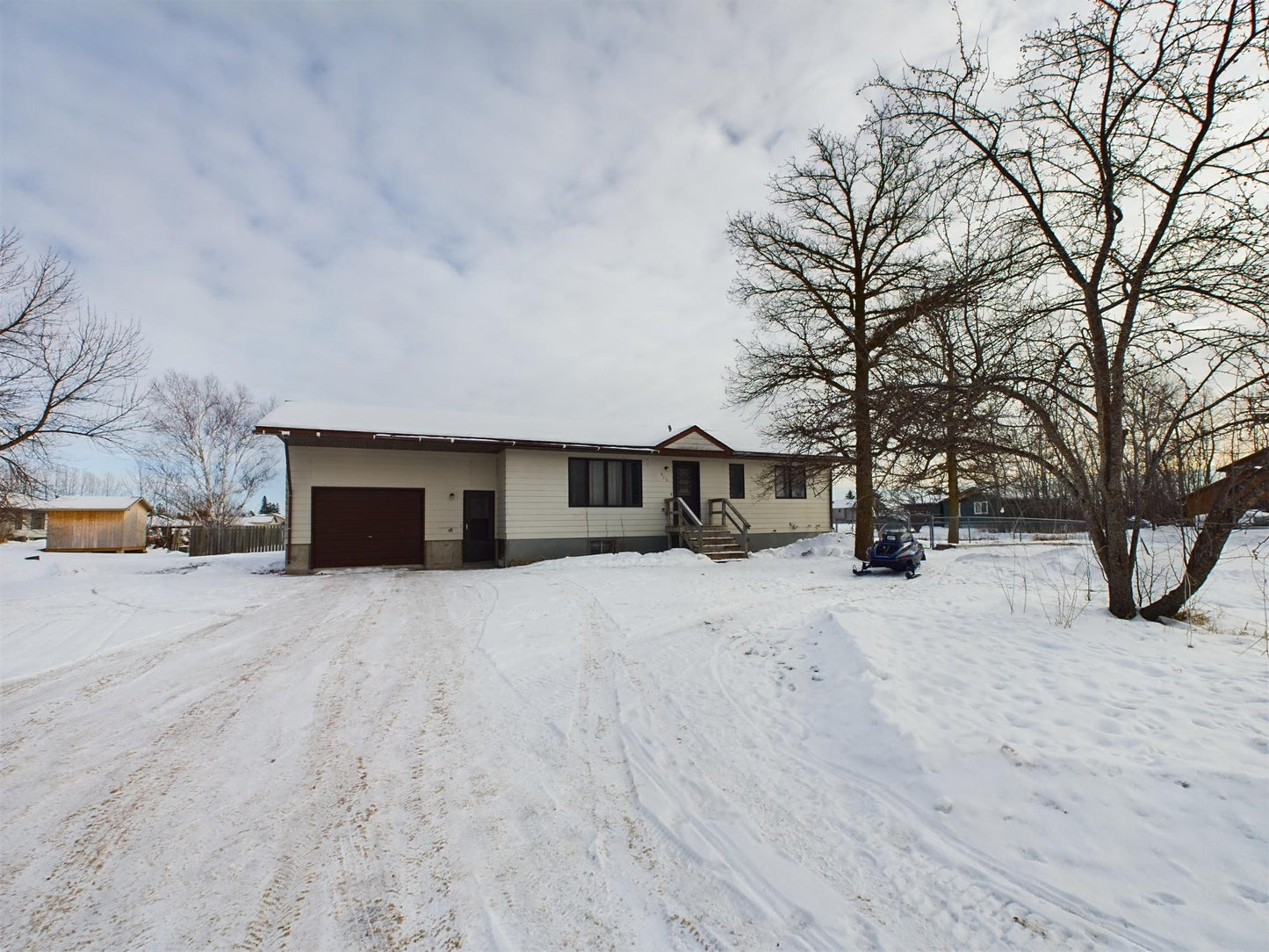 408 6th Avenue, Warroad, MN 56763