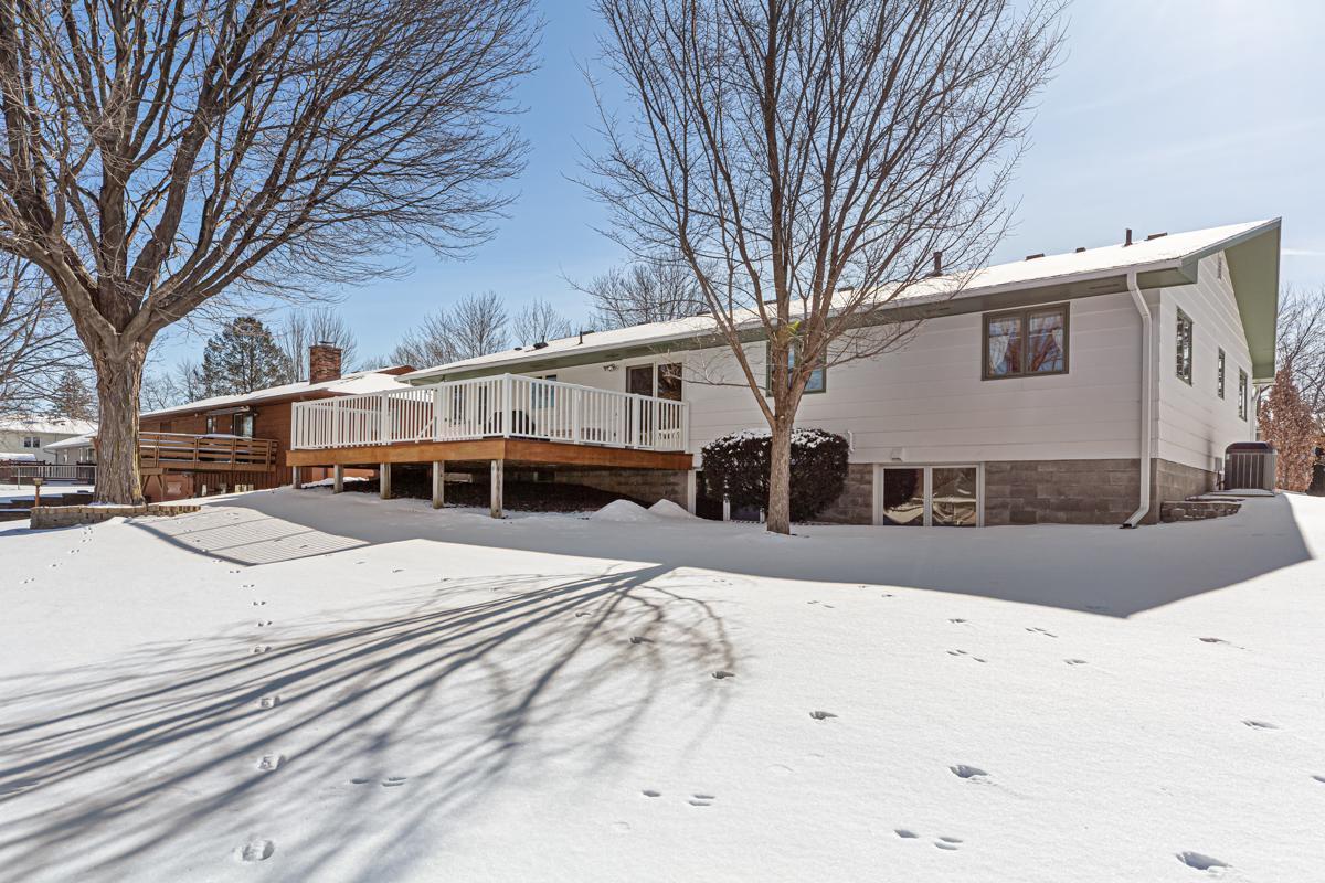 1424 Wellington Crescent, Faribault, MN 55021